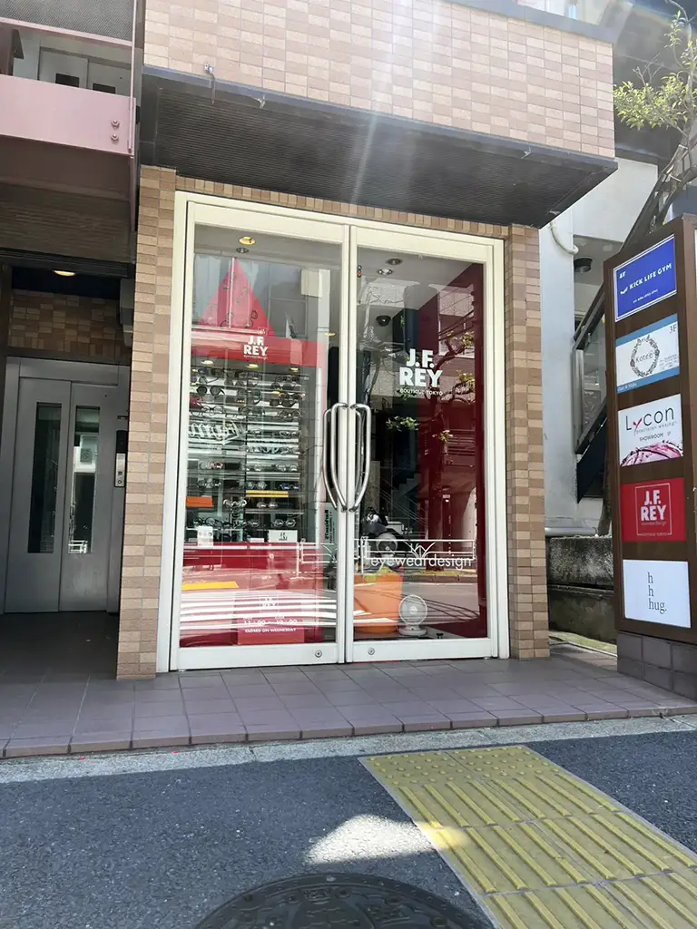 メガネ屋さん横のエレベーター