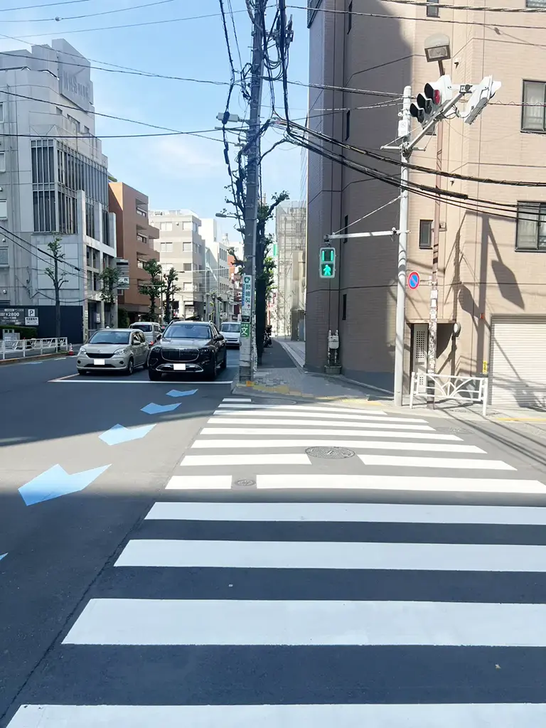 信号を渡る