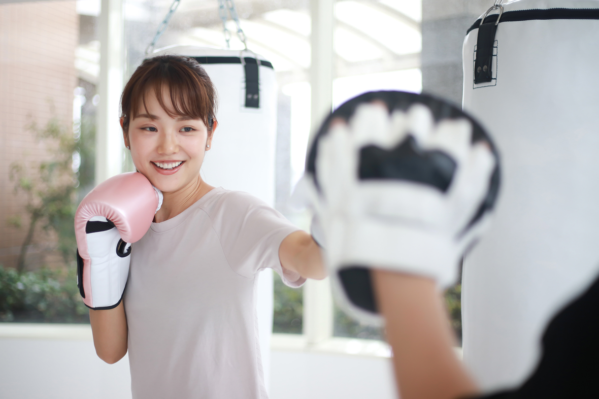 ミット打ちをしている女性の写真