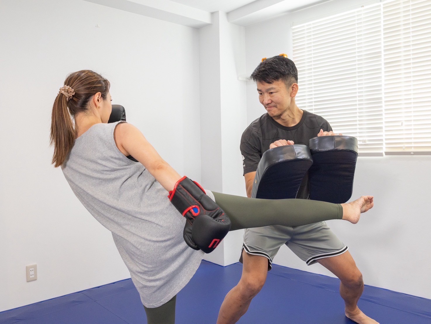 キックボクシングをしている女性の写真