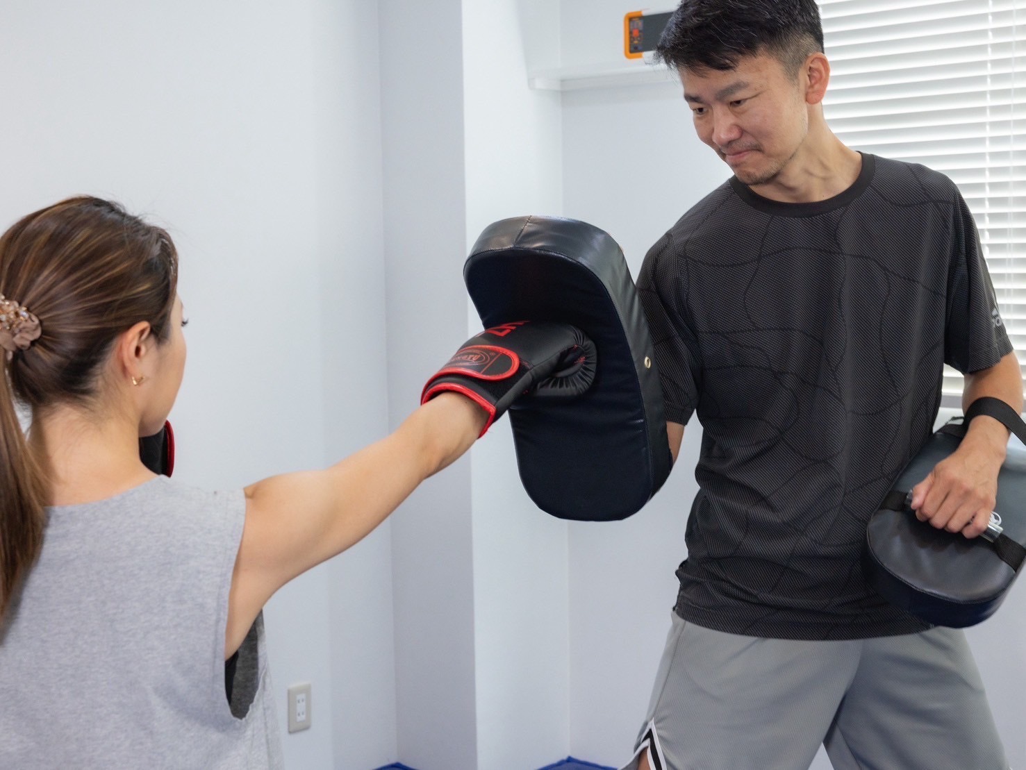 ミット打ちをしている女性の写真