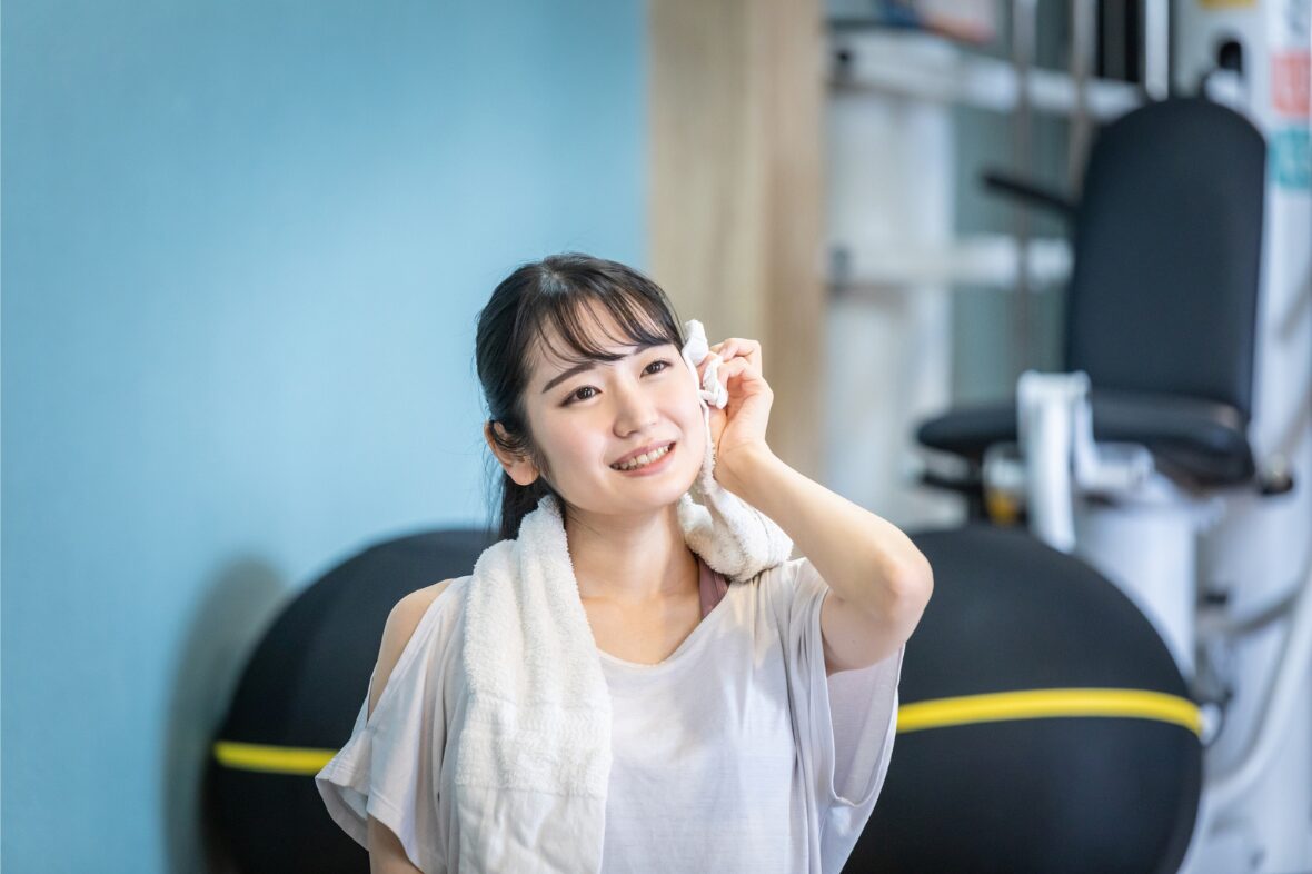 トレーニングを楽しんでいる女性の写真